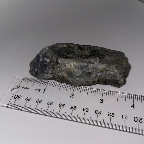 Raw Labradorite chunk A. - Picture 14 of 16